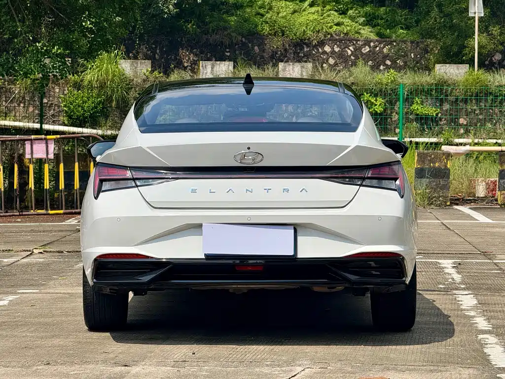 Hyundai Elantra — миниатюра 13
