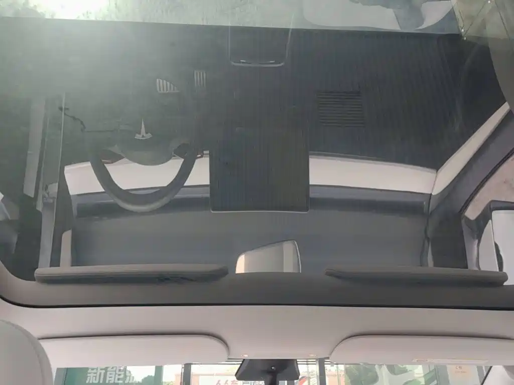 Tesla Model Y — миниатюра 18