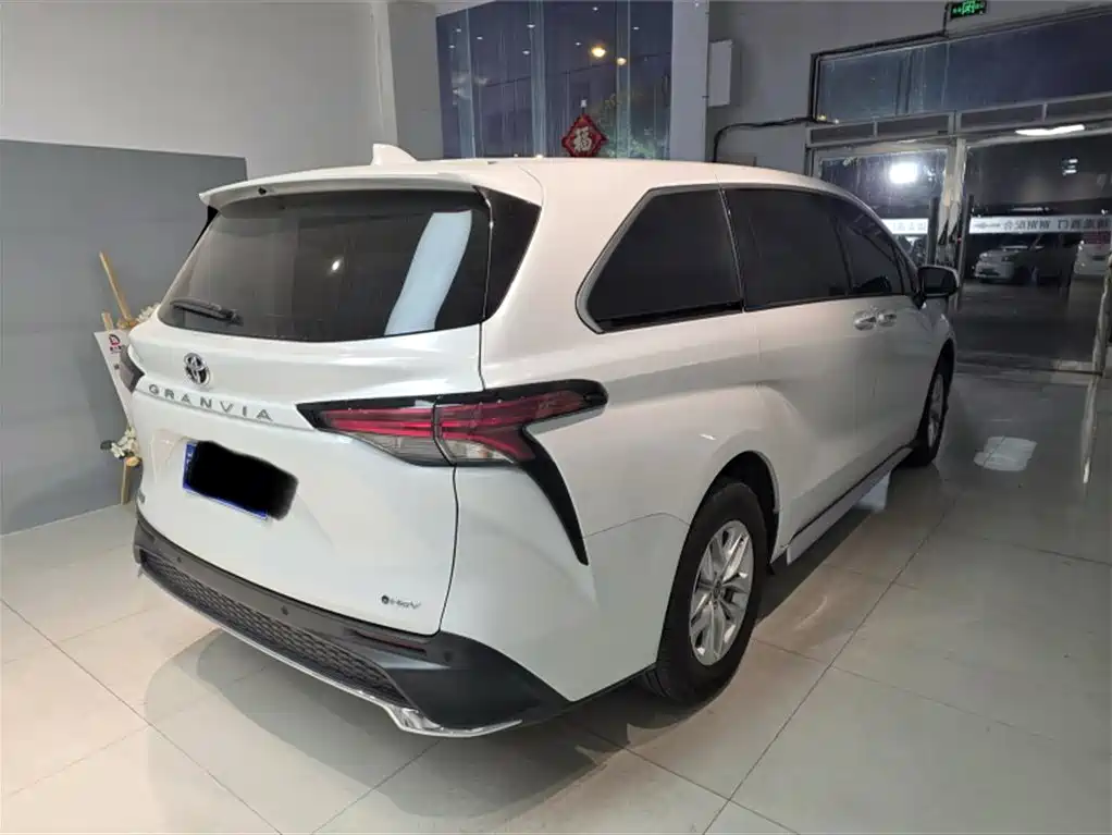 Toyota Granvia — миниатюра 9