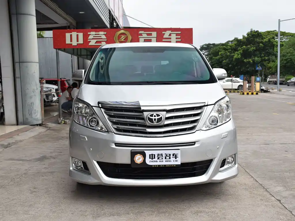 Toyota Alphard — миниатюра 2
