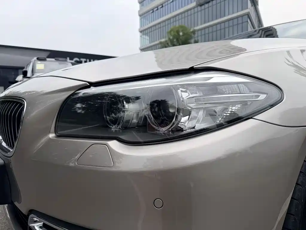 BMW 5 Series — миниатюра 10