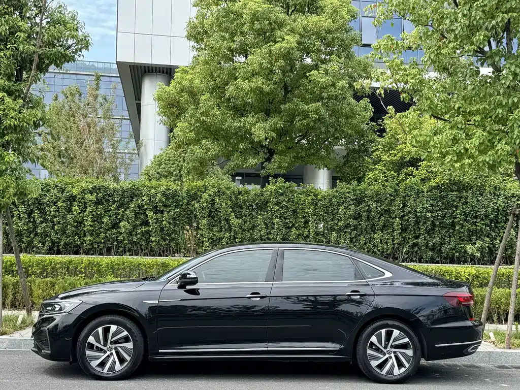 Volkswagen Passat PHEV — миниатюра 7