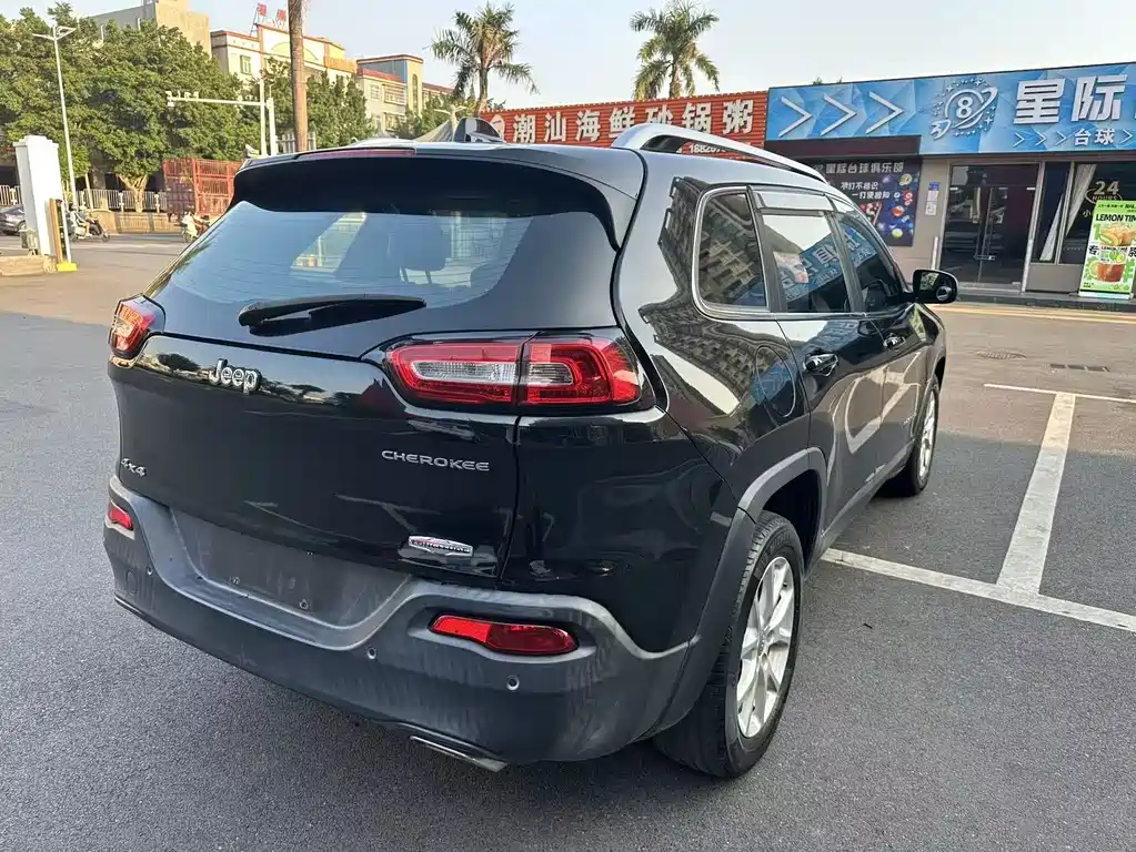 Jeep Cherokee — миниатюра 6