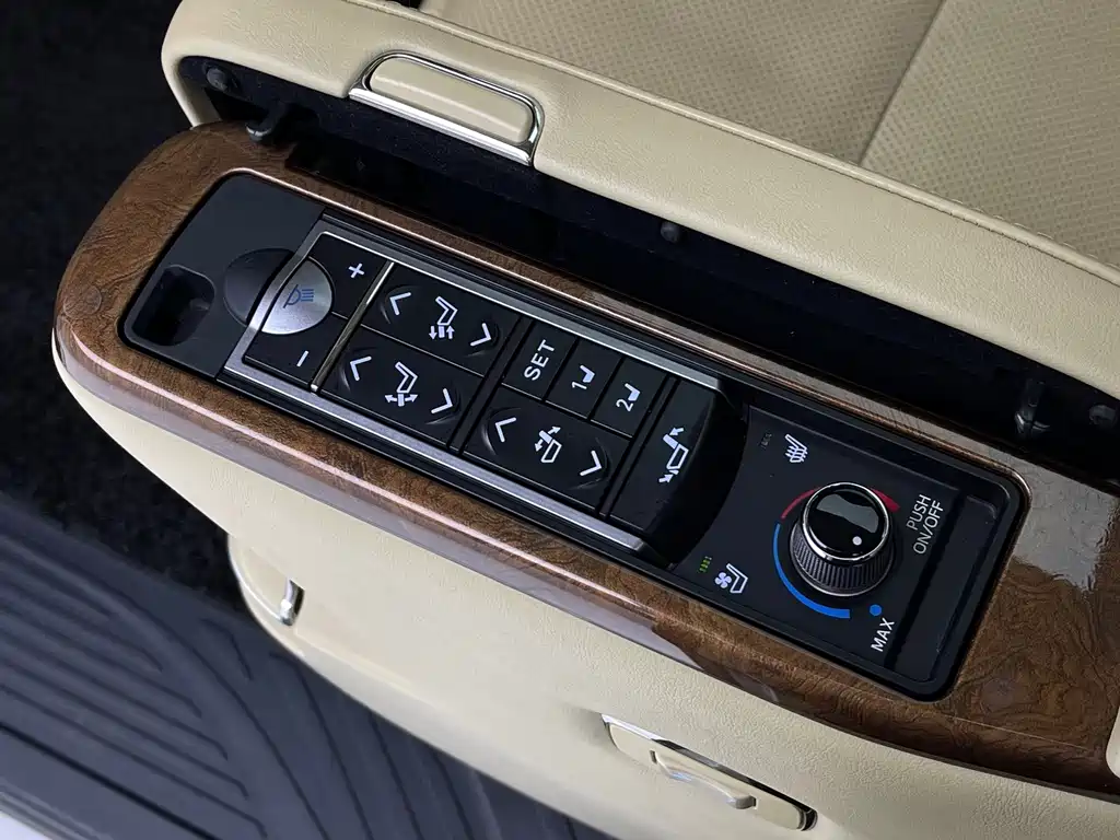 Toyota Alphard — миниатюра 11