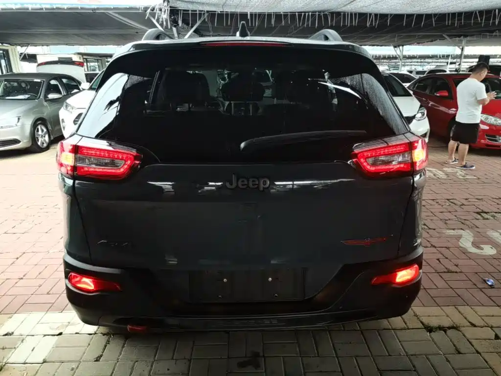 Jeep Cherokee (Import) — миниатюра 6