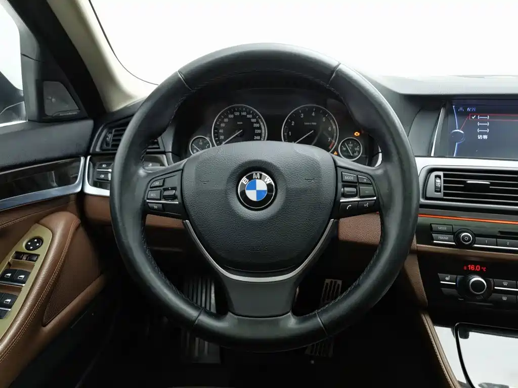 BMW 5 Series — миниатюра 11