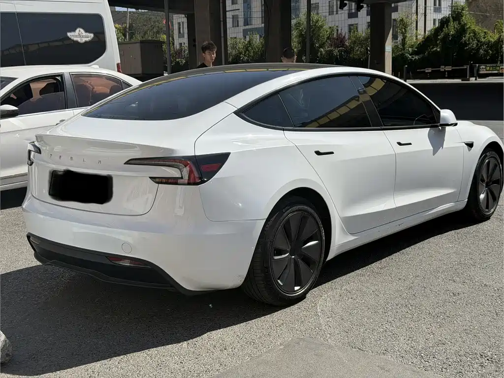 Tesla Model 3 — миниатюра 9