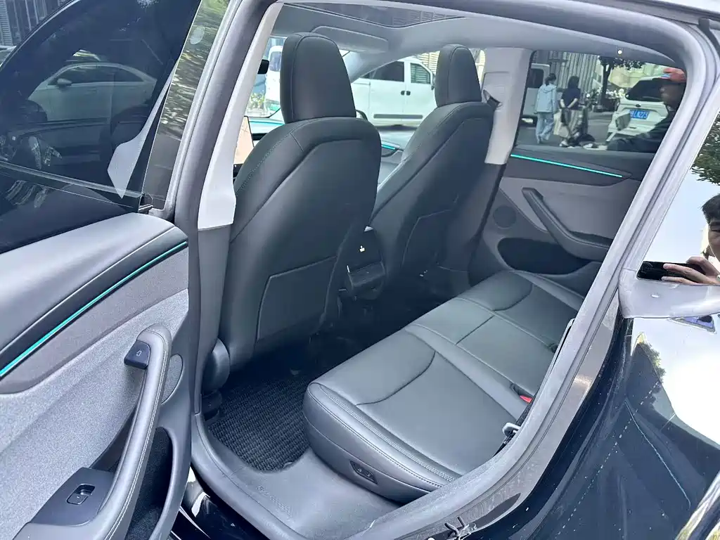 Tesla Model Y — миниатюра 5