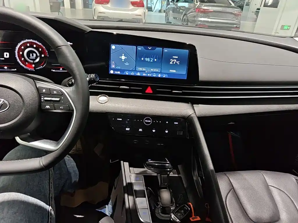 Hyundai Elantra — миниатюра 10