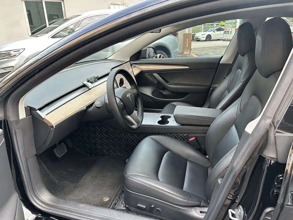 Tesla Model 3 — миниатюра 3