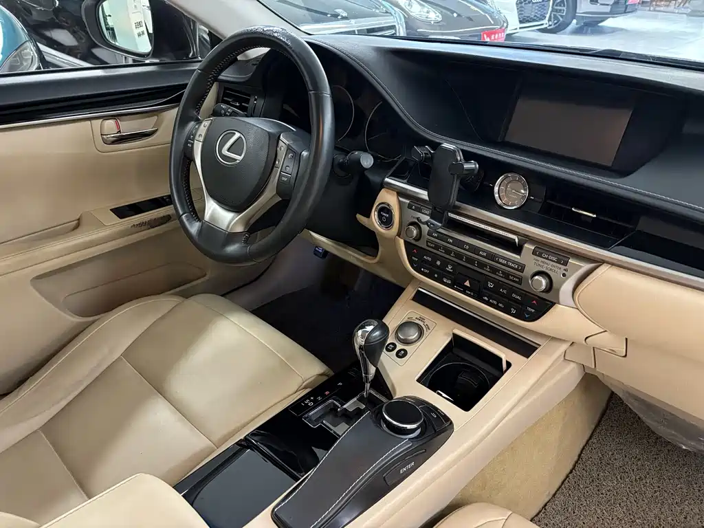 Lexus ES — миниатюра 11