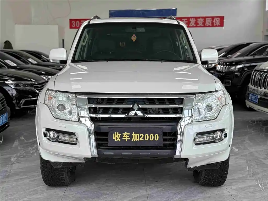 MITSUBISHI PAJERO