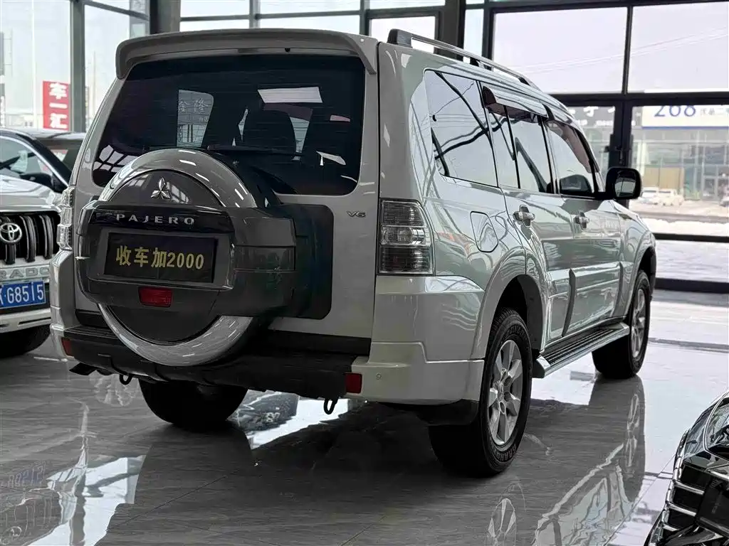 MITSUBISHI PAJERO
