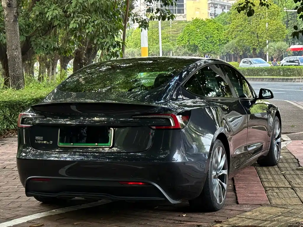 Tesla Model 3 — миниатюра 5