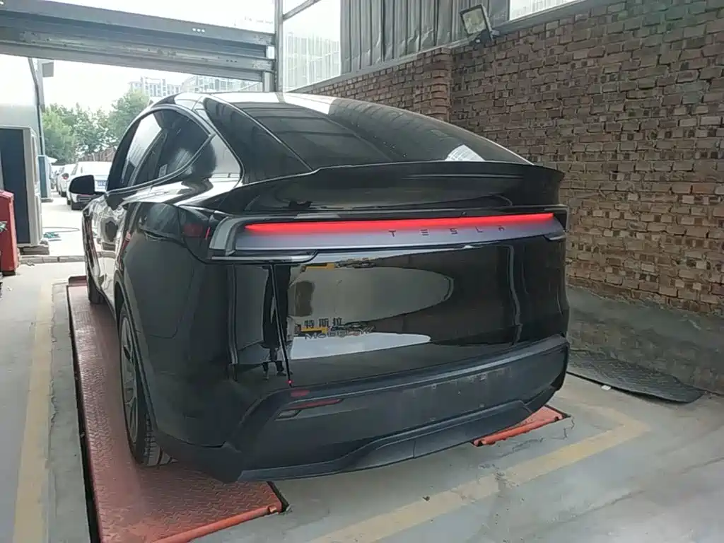 Tesla Model Y L — миниатюра 5