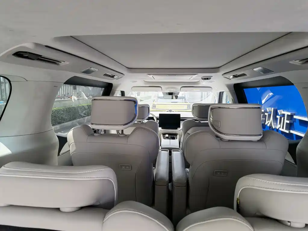 Volvo EM90 — миниатюра 8