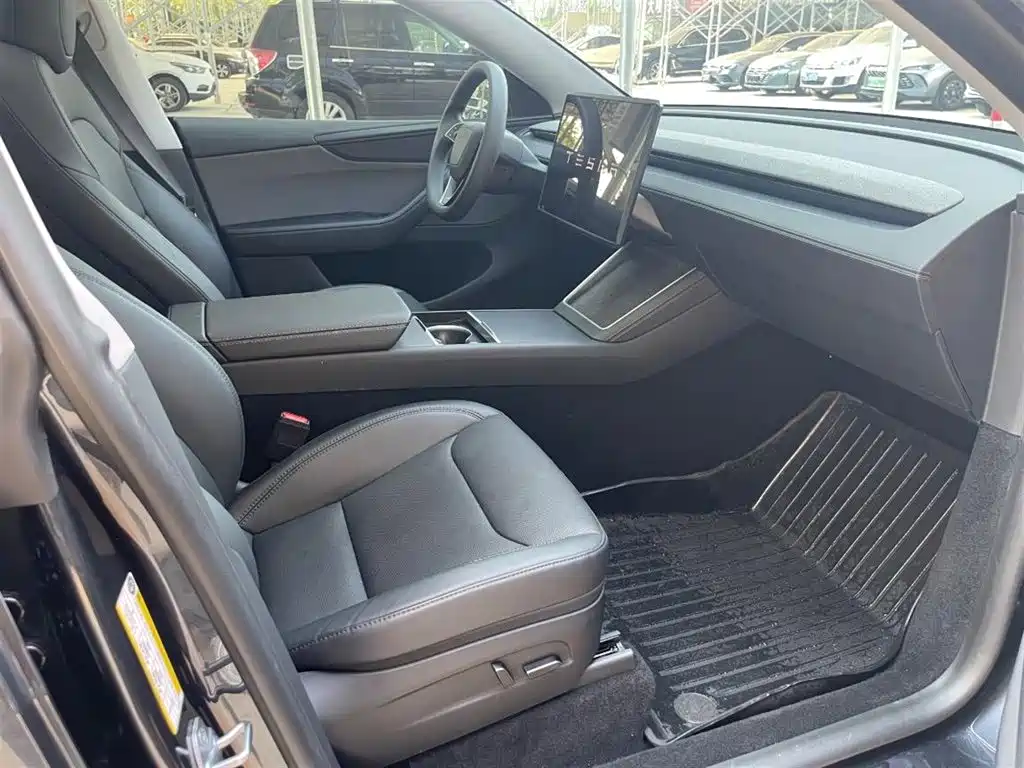 Tesla Model Y — миниатюра 11