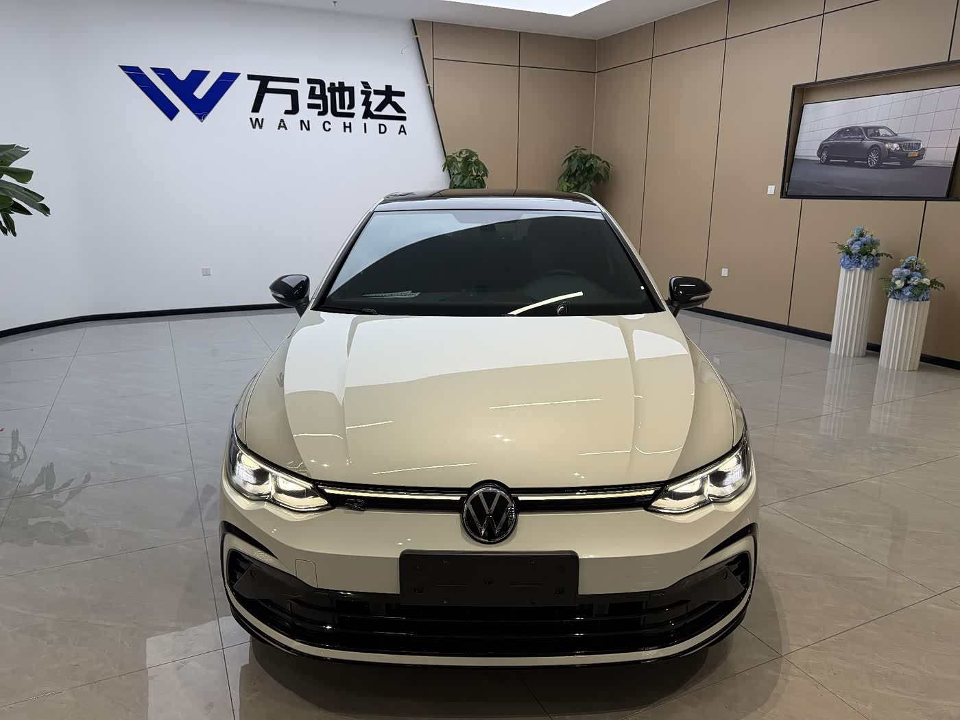 Volkswagen Golf 1.4 л 2024 г. Белый, пробег 8800 км