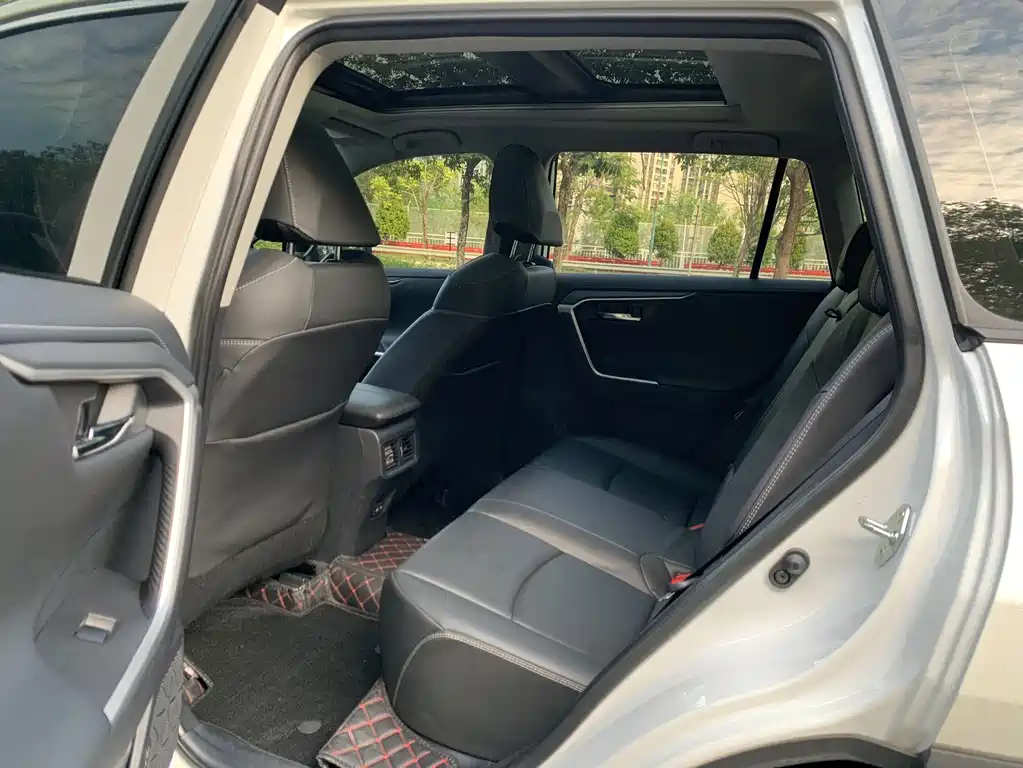 Toyota RAV4 — миниатюра 6