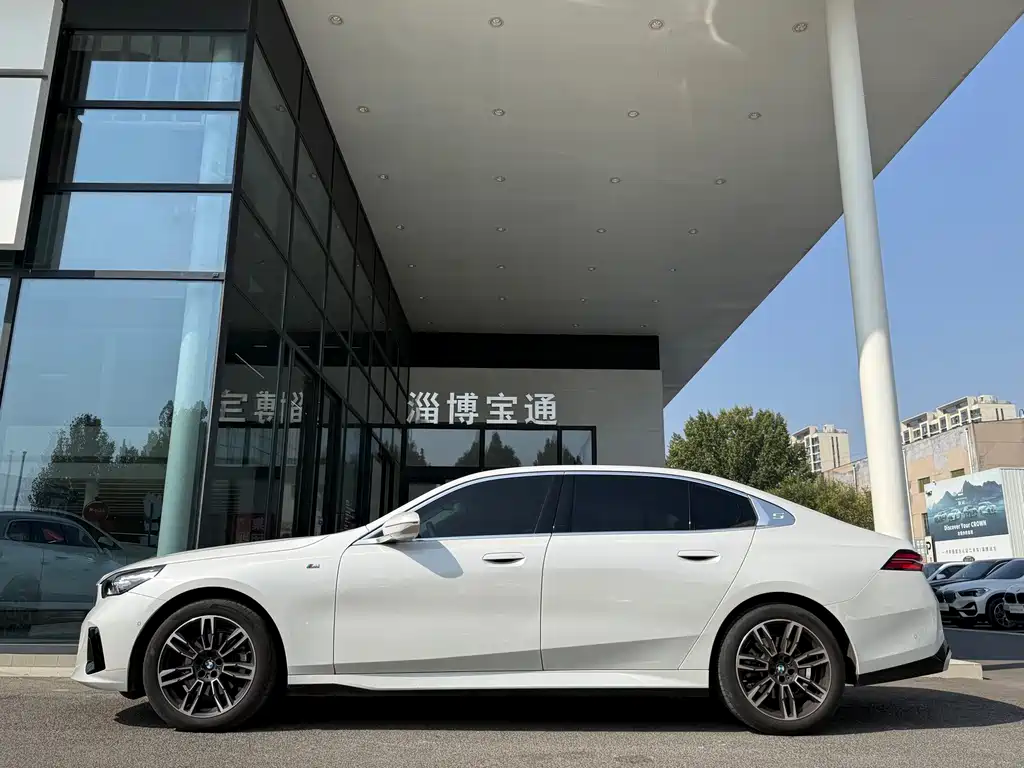 BMW 5 Series — миниатюра 11