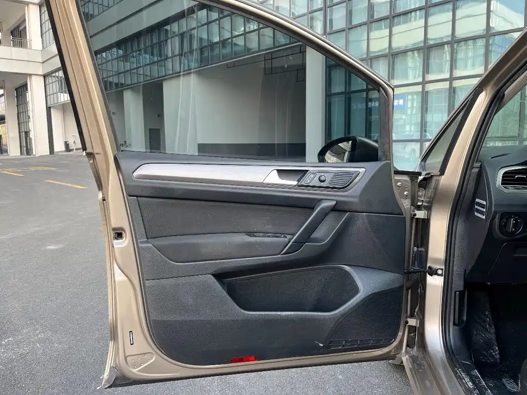 VOLKSWAGEN GOLF*JIAYU