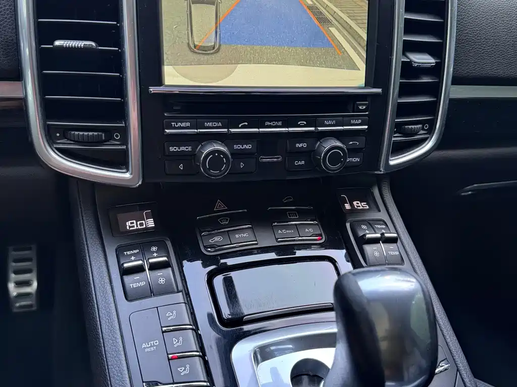 Porsche Cayenne — миниатюра 15