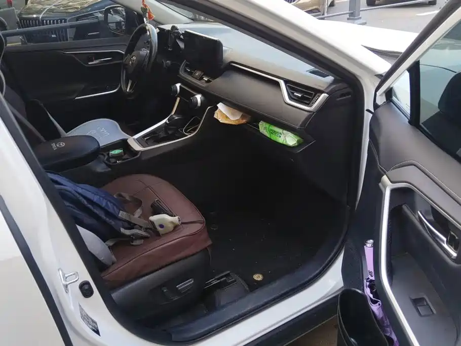 Toyota RAV4 — миниатюра 8