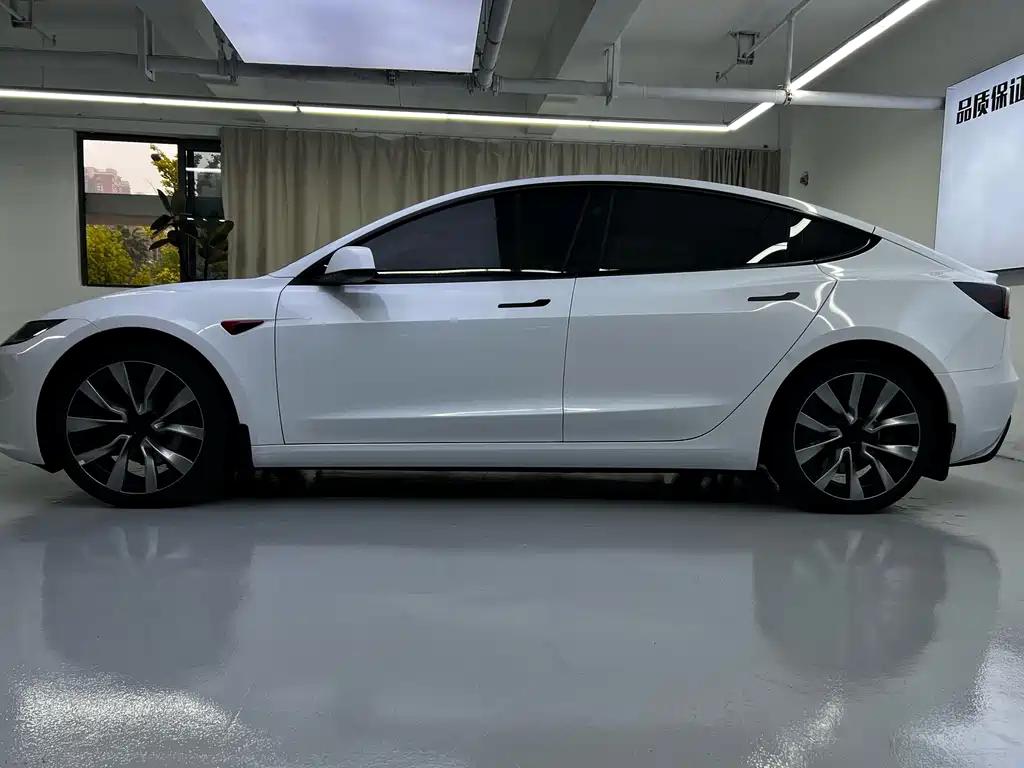 Tesla Model 3 — миниатюра 10