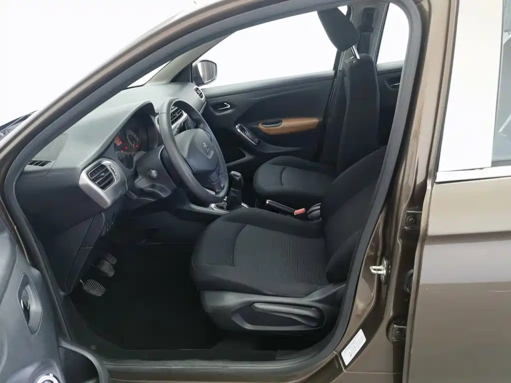 Peugeot 301 2014 1.6L MT Comfort