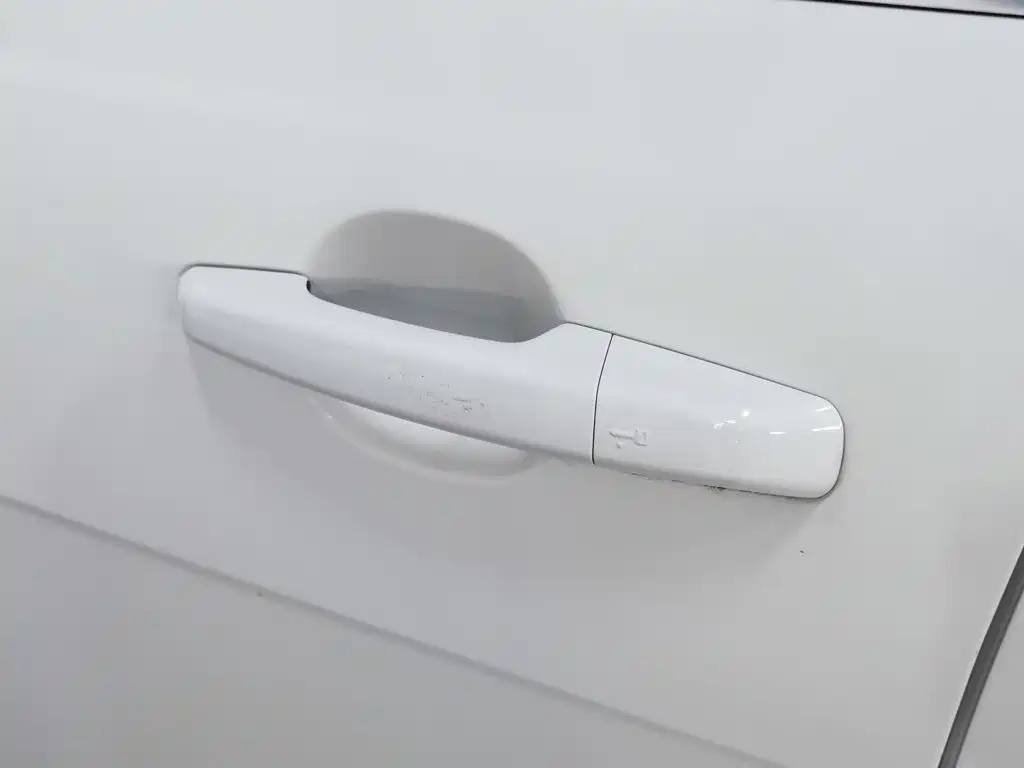 Jaguar XE — миниатюра 18