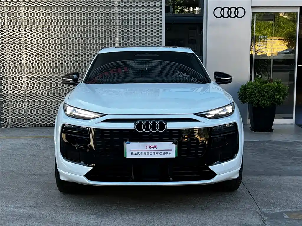AUDI Q6L E TRON