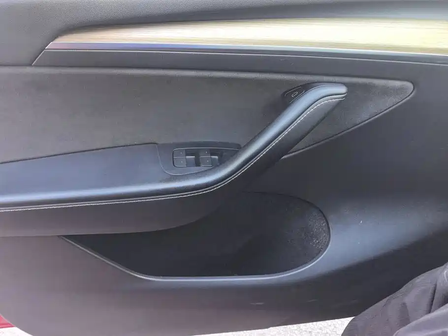 Tesla Model Y — миниатюра 7