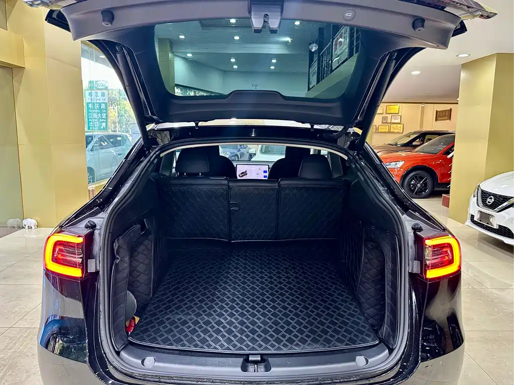 Tesla Model Y — миниатюра 18