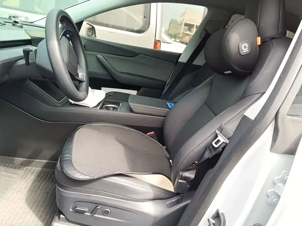 Tesla Model Y — миниатюра 8