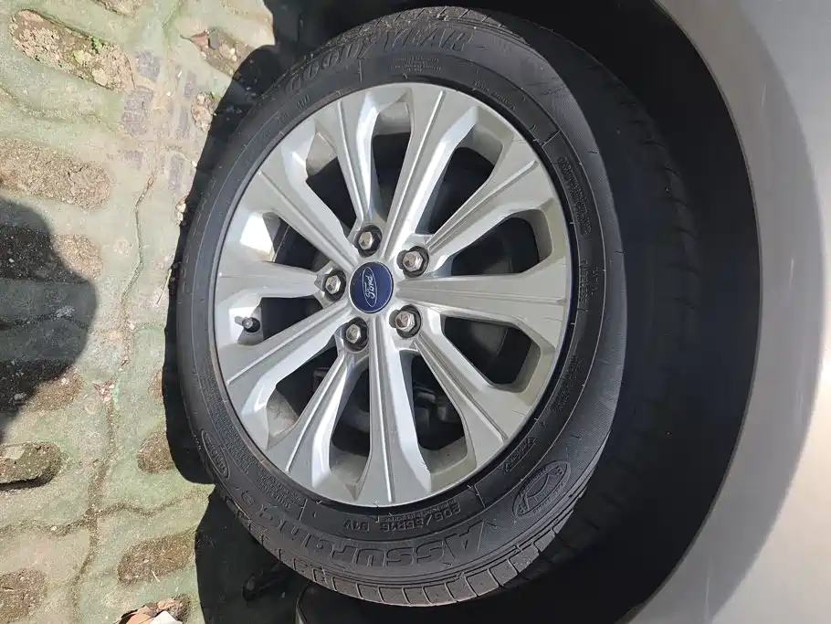 Ford Escort 2015 1.5L AT Fashion
