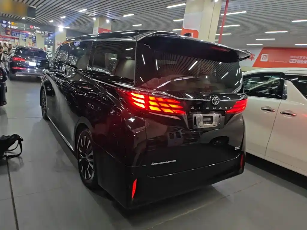 Toyota Alphard — миниатюра 5