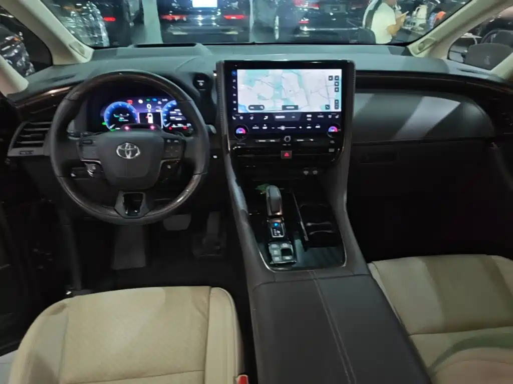 Toyota Alphard — миниатюра 10