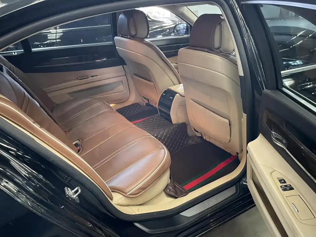 BMW 7 Series — миниатюра 10