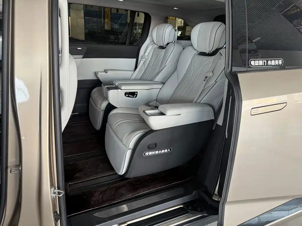 XPeng X9 — миниатюра 2
