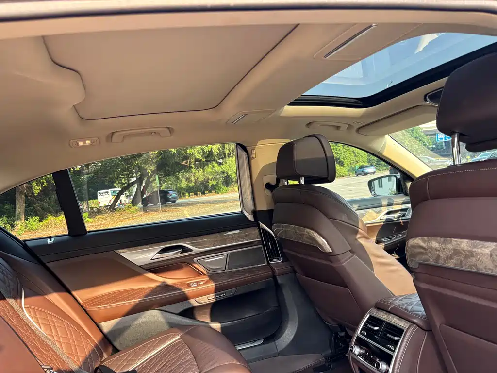 BMW 7 Series — миниатюра 10