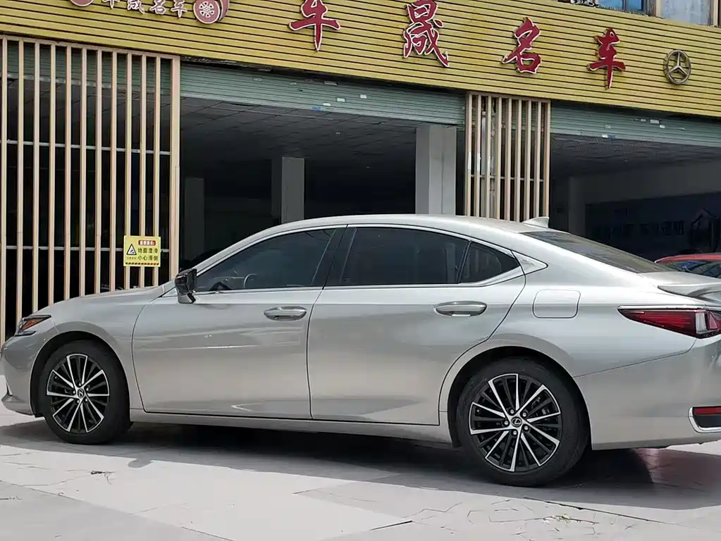 Lexus ES 2022 300h Premium