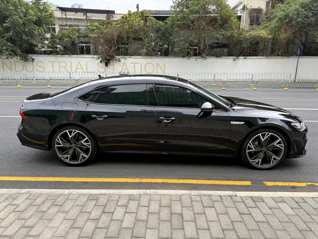 AUDI A7L