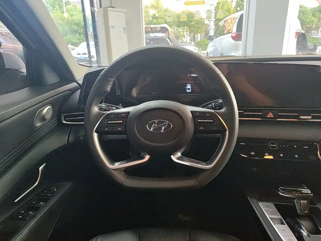 Hyundai Elantra — миниатюра 11