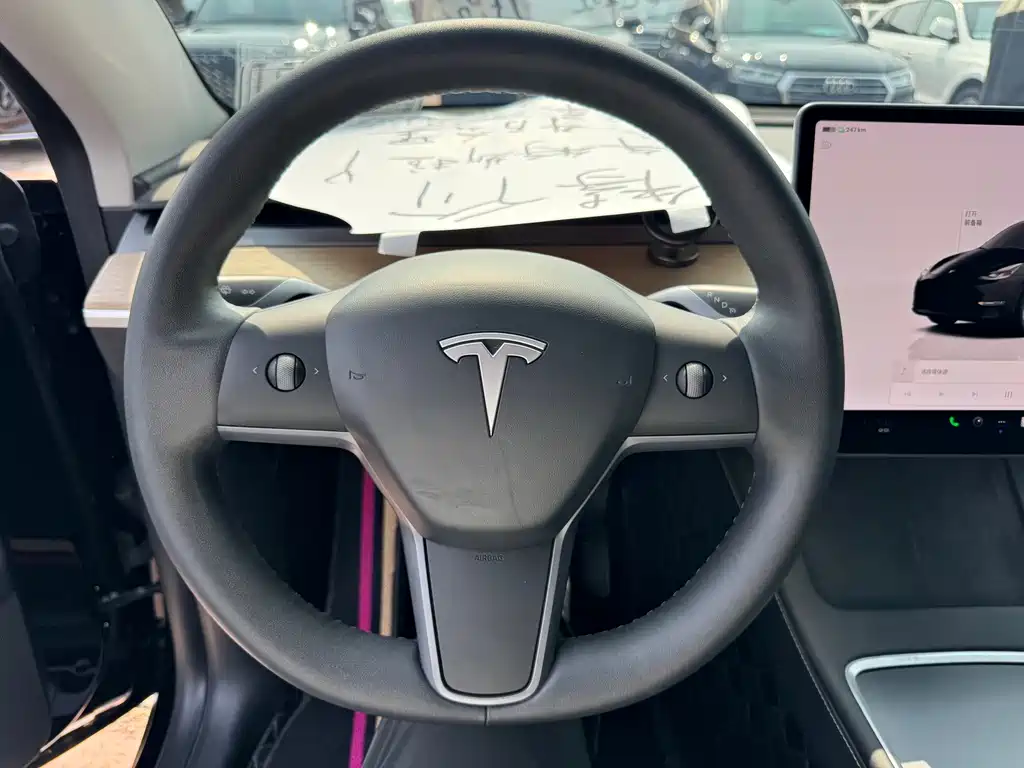 Tesla Model Y — миниатюра 5