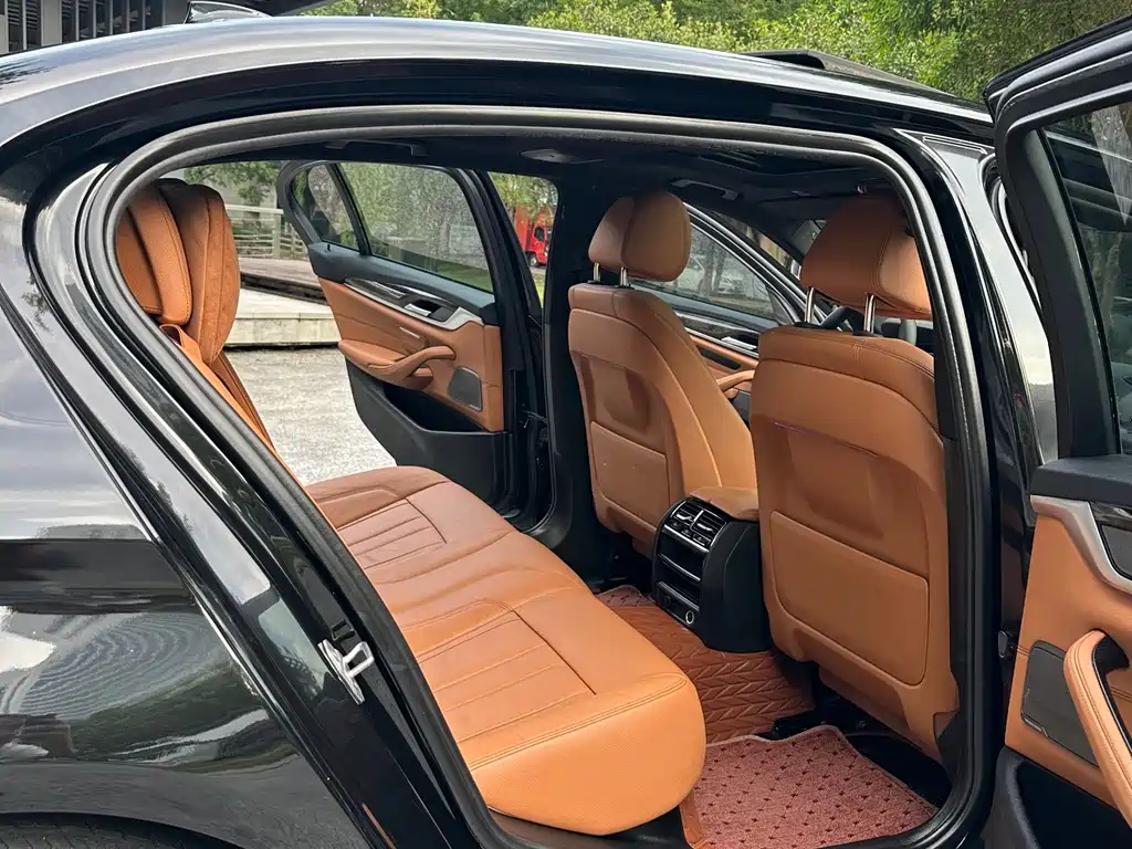 BMW 5 Series — миниатюра 13