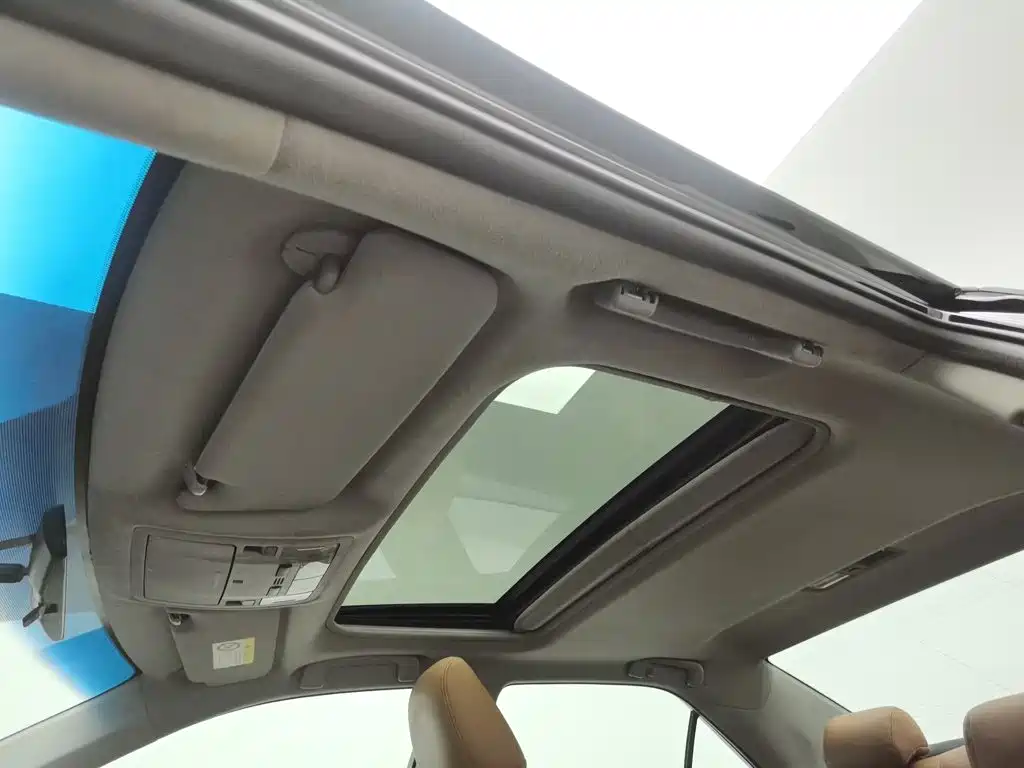 Toyota Camry — миниатюра 14