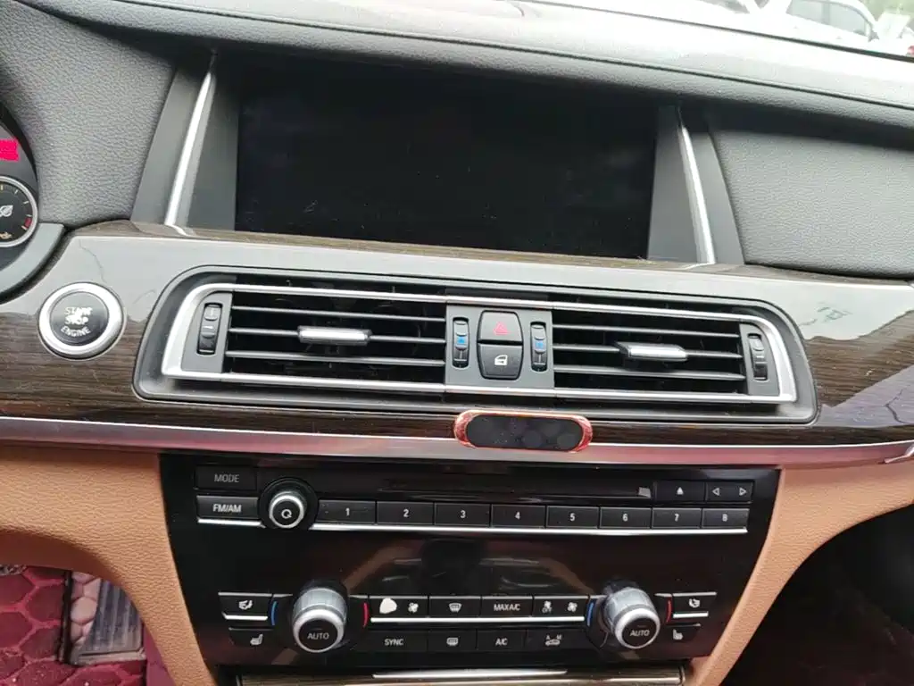 BMW 7 Series — миниатюра 13
