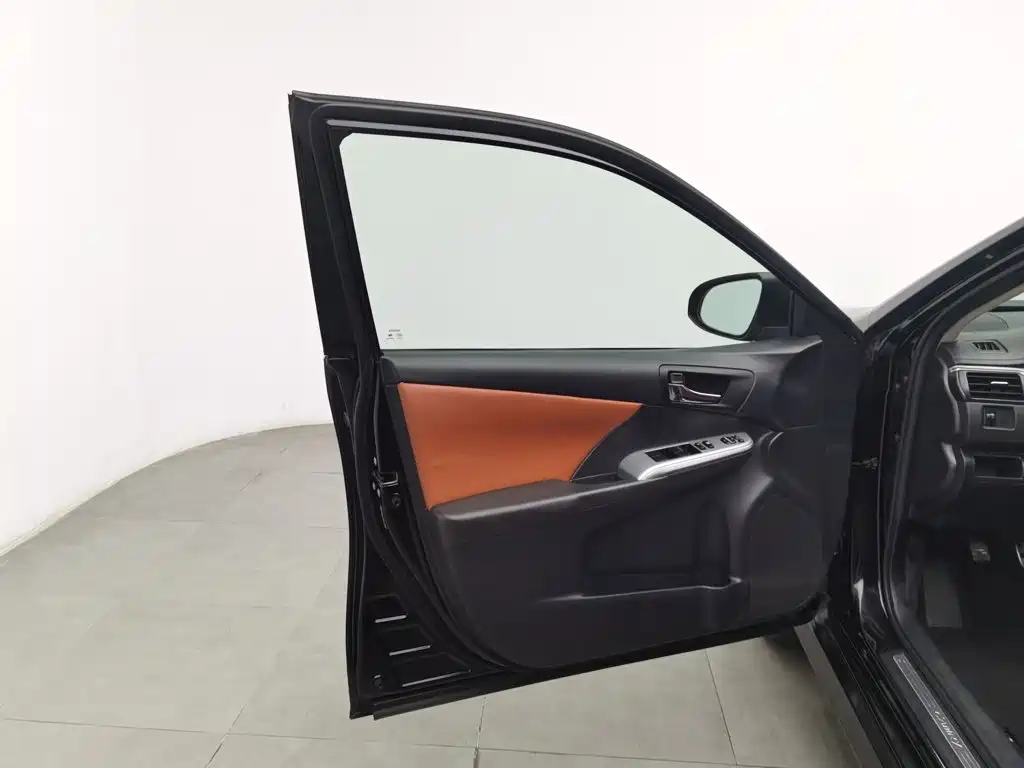 Toyota Camry — миниатюра 8