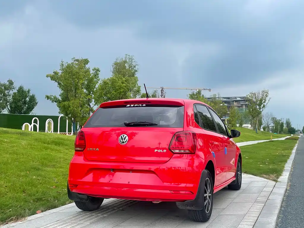 VOLKSWAGEN POLO
