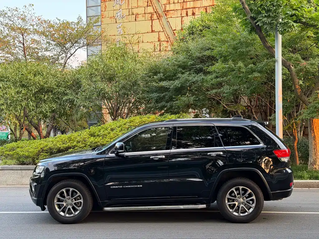 Jeep Grand Cherokee (Import) — миниатюра 6